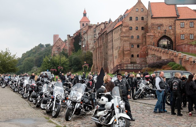 Kilkuset miłośników jednośladów zebrało się nad Wisłą aby w paradnym przejeździe ulicami Grudziądza dojechać do Mega Parku gdzie czekały atrakcje.