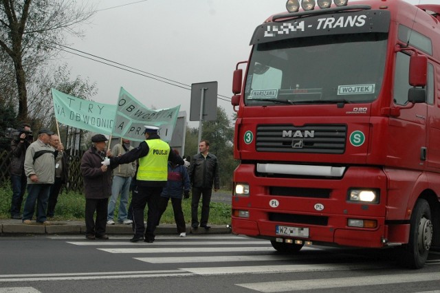 Dokładnie 10 lat temu mieszkańcy Praszki domagali się budowy obwodnicy, organizując pikietę na drodze.