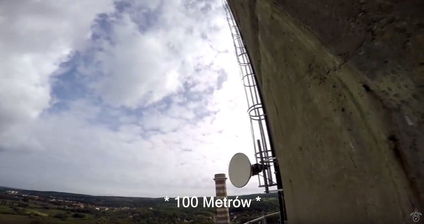 Niebezpieczna wspinaczka na najwyższy komin w Szczecinie [wideo]