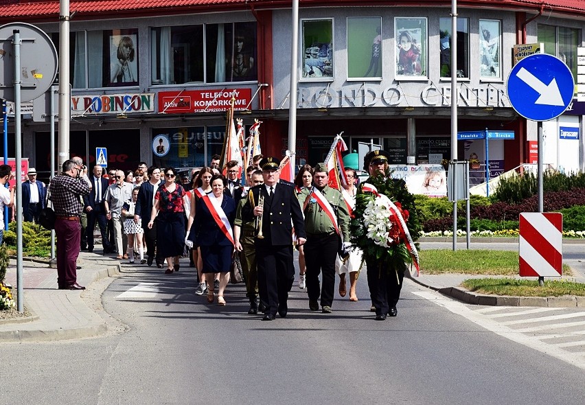 Pochodem ulicami Świeykowskiego i 3 Maja przed Pomnik Tysiąclecia Państwa Polskiego gorliczanie świętowali 1 Maja
