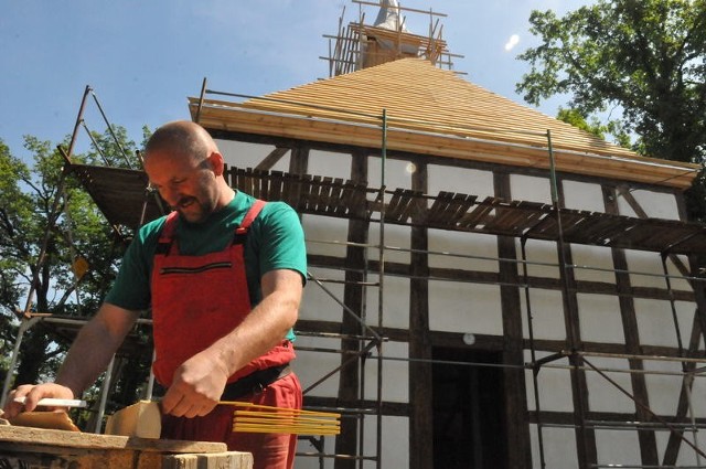 Praca wre, co cieszy mieszkańców. Na zdjęciu Krzysztof Chmielowski z firmy, która remontuje kościół w Witaszkowie.