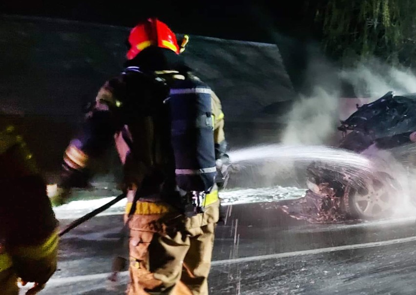 Kasina Wielka. Osobowy mercedes spłonął na drodze krajowej nr 28