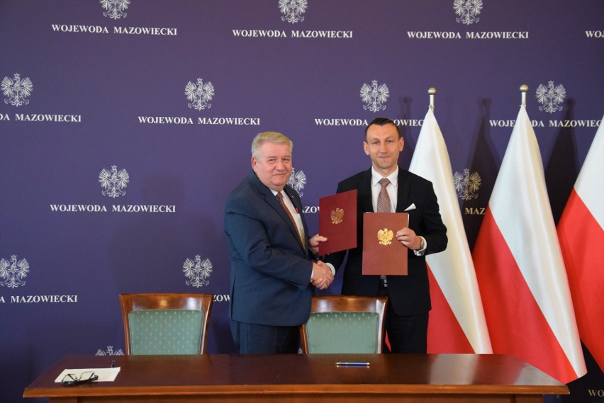Wicewojewoda Sylwester Dąbrowski (z lewej) i starosta...