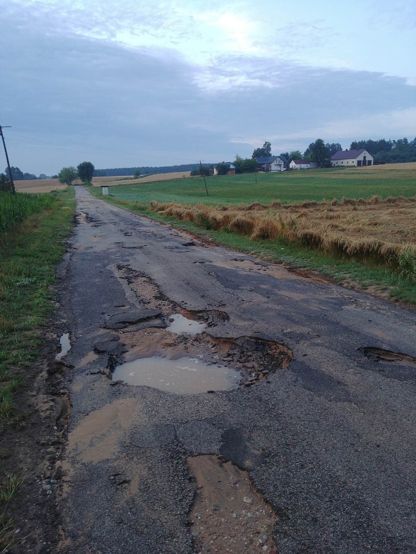Nawałnice przeszły przez powiat moniecki. Droga Mońki - Kalinówka Kościelna została przerwana przez potok rzeki [ZDJĘCIA] 23.07.2019