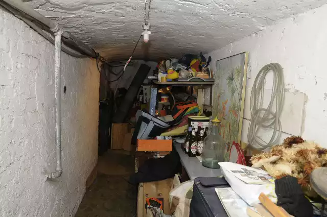 Mieszkanie w piwnicyW takich warunkach od ponad tygodnia mieszka pan Grzegorz. Jego mieszkaniem jest komórka w piwnicy.