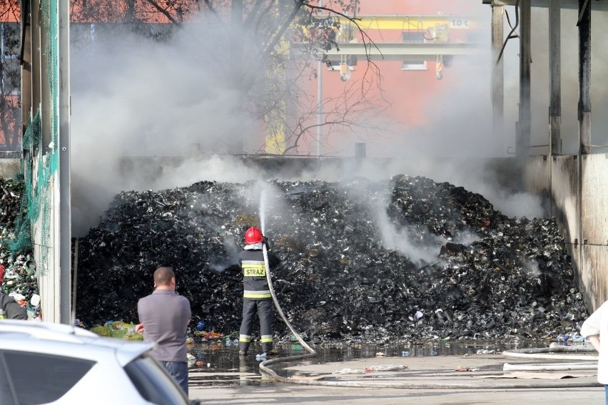 Wielki pożar w sortowni śmieci na Jerzmanowie. Gęsty dym w okolicy