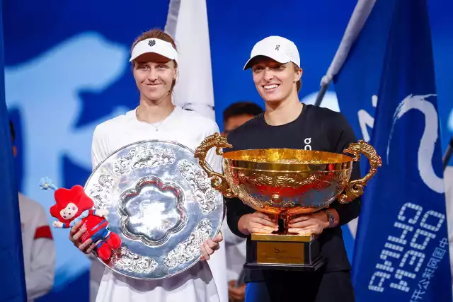 Ludmiła Samsonowa i Iga Świątek po finale China Open w Pekinie