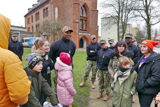 Słupskie dzieci pokazali miasto amerykańskim żołnierzom.