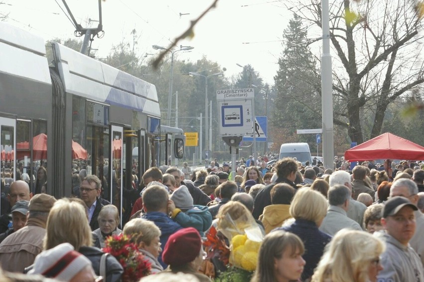 Wszystkich Świętych 2013 we Wrocławiu. Co się działo na cmentarzach? (ZDJĘCIA, CENY, MAPY) 