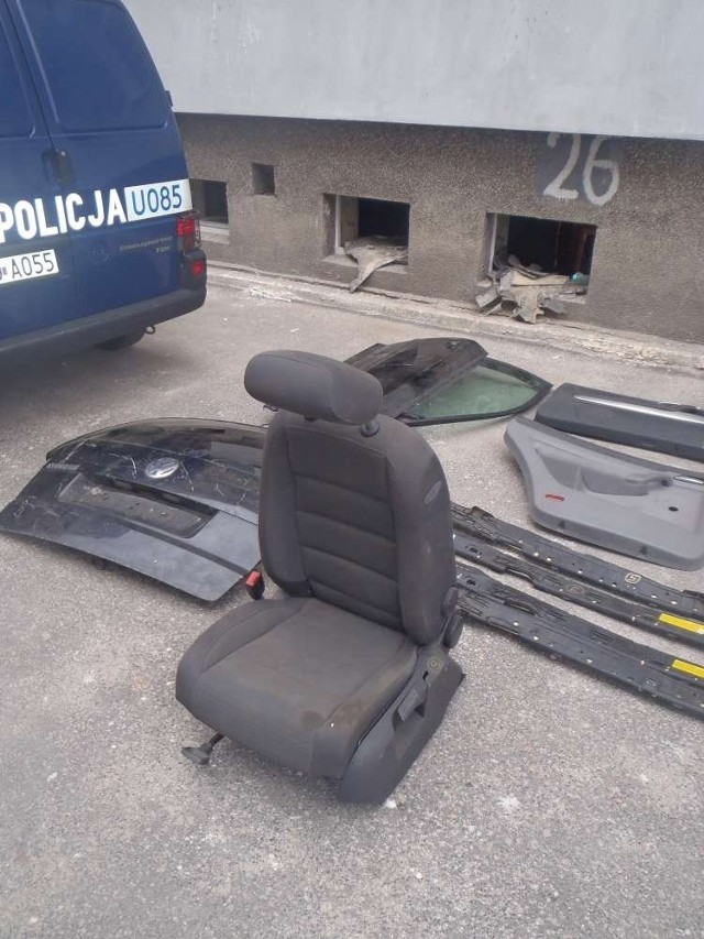Policjanci z komisariatu Poznań Grunwald znaleźli w garażu części od trzech kradzionych aut