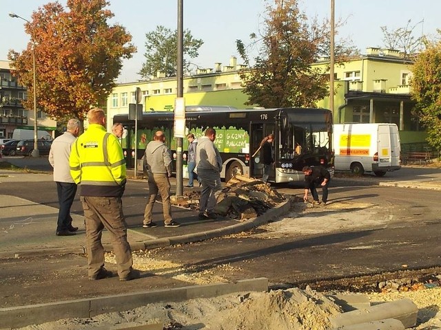 Wjazd na skrzyżowanie wymagał korekt, aby zmieściły się tu autobusy. Na zdjęciu próbny wjazd.