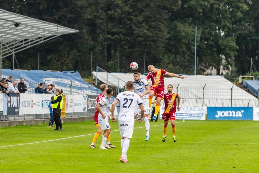 Hutnik Kraków (białe stroje) przegrał z Chojniczanką 0:2