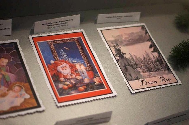 Niektóre z pięknych starych kart bożonarodzeniowo-noworocznych, prezentowane na wystawie w saloniku inowrocławskiej biblioteki