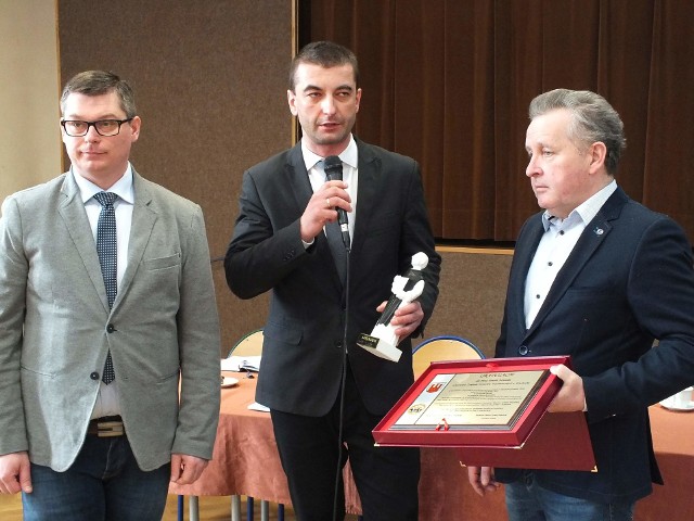 Pawła Nowaka (z prawej), laureata naszego plebiscytu w powiecie starachowickim, uhonorowano także na sesji Rady Miejskiej w Wąchocku.