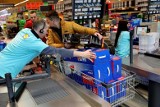 Handel zaszalał z podwyżkami! Tyle więcej zarabiają w 2020 r. pracownicy sklepów [Biedronka, Lidl, Kaufland, Polo, Aldi]