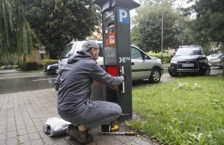 W Rzeszowie już montują nowe parkomaty [ZDJĘCIA]