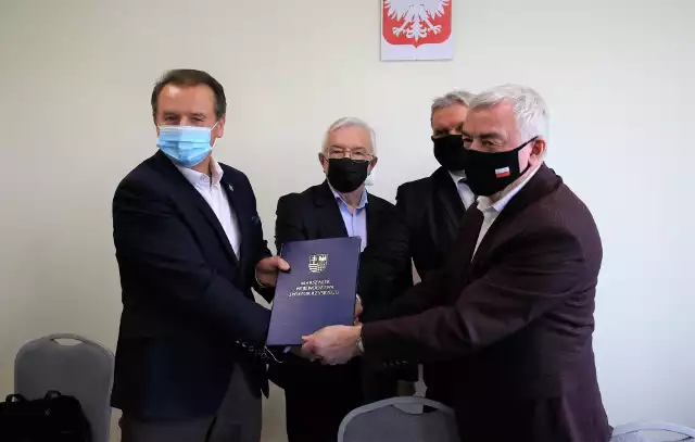 Po podpisaniu umowy. Od lewej: burmistrz Jarosław Jaworski, poseł Krzysztof Lipiec, radny Maciej Gawin i marszałek Andrzej Bętkowski