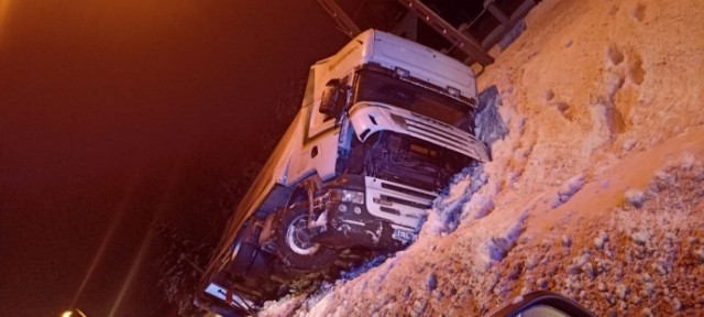 W Bliżynie ciężarówka wypadła z drogi. Ruch wahadłowy na krajowej trasie numer 42