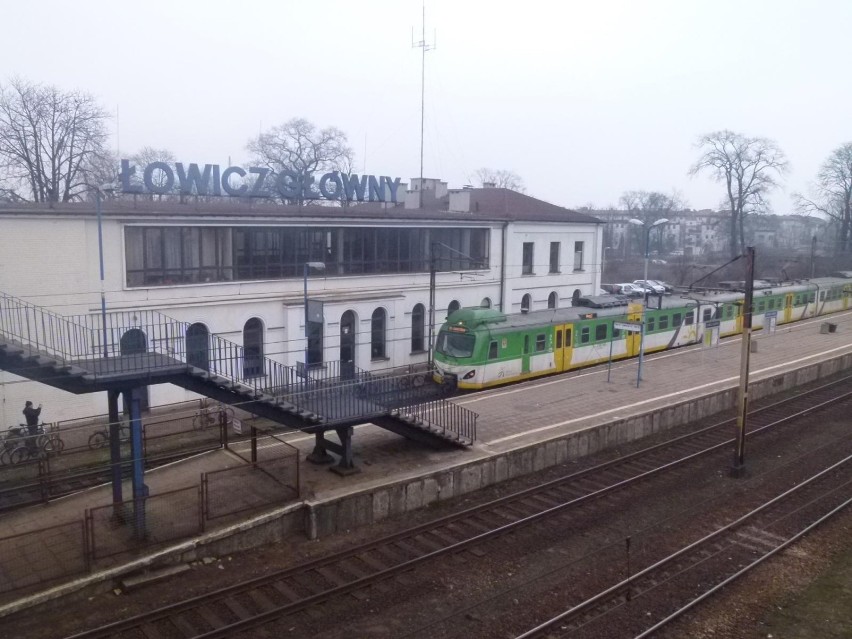 Krok od katastrofy kolejowej w Łowiczu. Dwa pociągi osobowe na jednym torze [ZDJĘCIA]