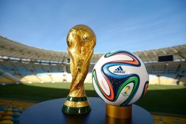 Tak wyglądają mundialowe piłka i główne trofeum.