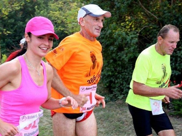 Ryszard Kałaczyński przebiegł przez rok ponad 15 tys. km. Codziennie przebiegał 42 km i 195 metrów. Zawsze z kimś