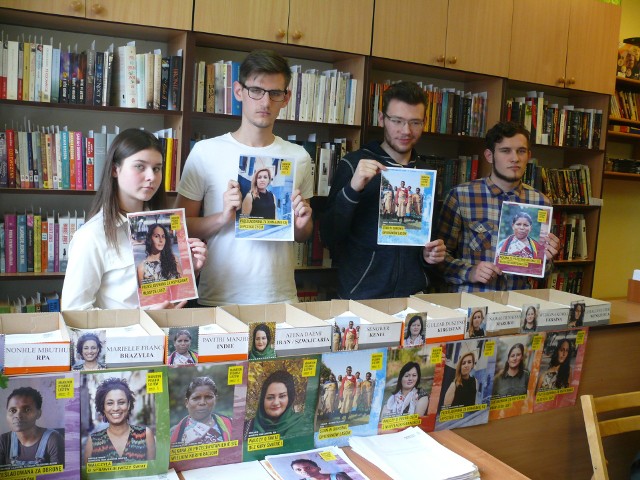 W bibliotece X LO trwa Maraton Pisania Listów, od lewej: Katarzyna Szydło, Paweł Dzikowski, Gabriel Głuch i Krzysztof Kośla.
