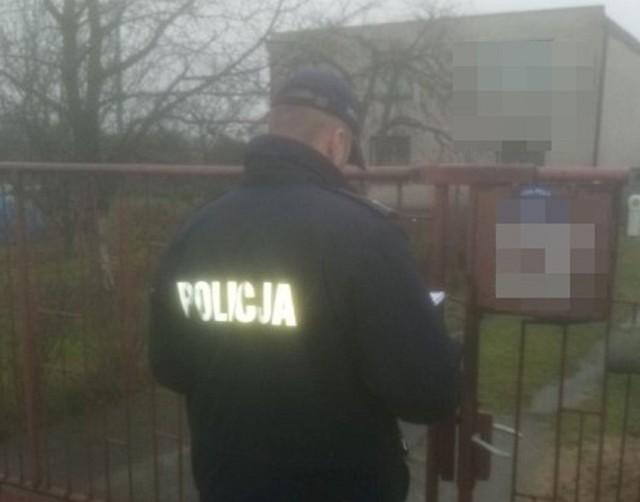 Włocławscy policjanci kontrolują przestrzeganie przez mieszkańców obowiązkowej domowej kwarantanny i izolacji. Pomagają im w tym żołnierze WOT