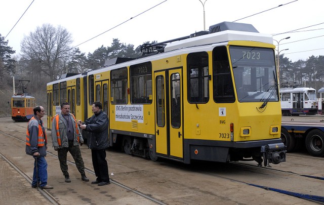 Tatry wczoraj rano ustawiono na szynach w zajezdni na Pogodnie. Kilka godzin później wyjechały po raz pierwszy na szczecińskie ulice - w kierunku Głębokiego.