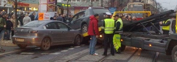 Kilkanaście tramwajów utknęło na Gdańskiej przez źle zaparkowany samochód