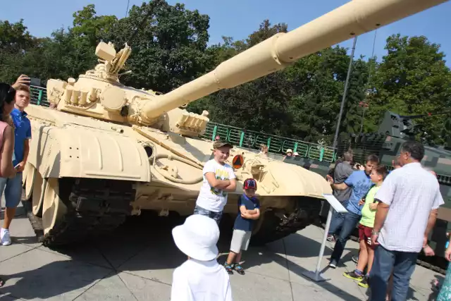 W ramach imprezy zaprezentują się m.in. jednostki wojskowe, zakłady wojskowe, organizacje militarne i pro obronne oraz grupy rekonstrukcyjne. 