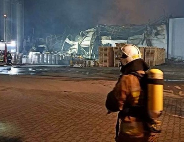Akcja gaszenia pożaru w fabryce Cersanit w Starachowicach