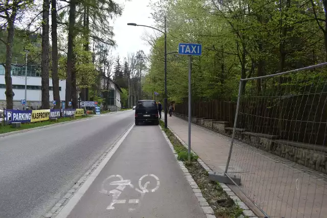 Ścieżka rowerowa do Kuźnic w Zakopanem - w jednym miejscu postój taksówek, w drugim kupa kamieni, gdzie jest przystanek