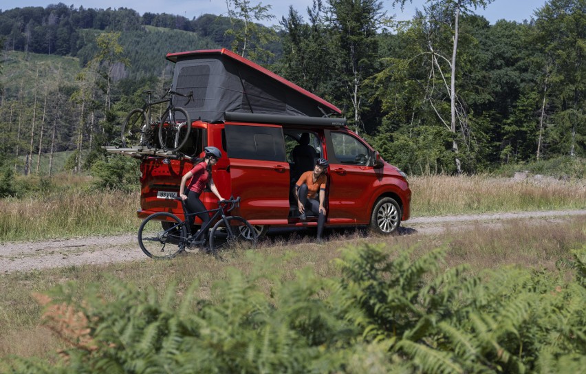 Ford prezentuje kampera Nugget nowej generacji, który łączy...