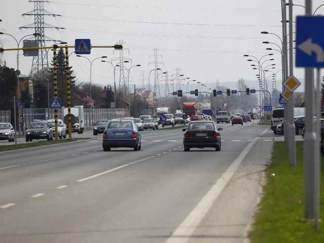 Zdaniem kierowców, forsowane przez miasto i hiszpańskich specjalistów buspasy to kompletna pomyłka. Urzędnicy są odmiennego zdania. Oficjalnie. Poza protokołem w okolicach ratusza można usłyszeć, że będą wydzielane tylko na najszerszych rzeszowskich ulicach, aby jak najmniej utrudnić jazdę samochodom. Powód? To wymysł unijnych urzędników, którzy decydują o przyznaniu na projekt gigantycznej dotacji.