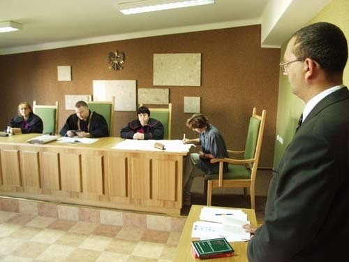 Maciej Kleczkowski (z prawej) na ławie oskarżonych. Składowi orzekającemu przewodniczył sędzia Michał Pieńkowski
