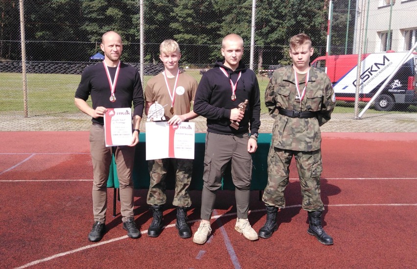 Uczniowie z tarnobrzeskiego "Staszica" wygrali zawody rejonowe zawodów "Sprawni jak żołnierze" i awansowali do finału wojewódzkiego