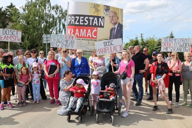 W poniedziałek mieszkańcy blokowali ulicę. Samochody przytrzymywali na tyle długo, by kierowcy wiedzieli, o co chodzi, ale by nie uprzykrzać im nadmiernie jazdy.