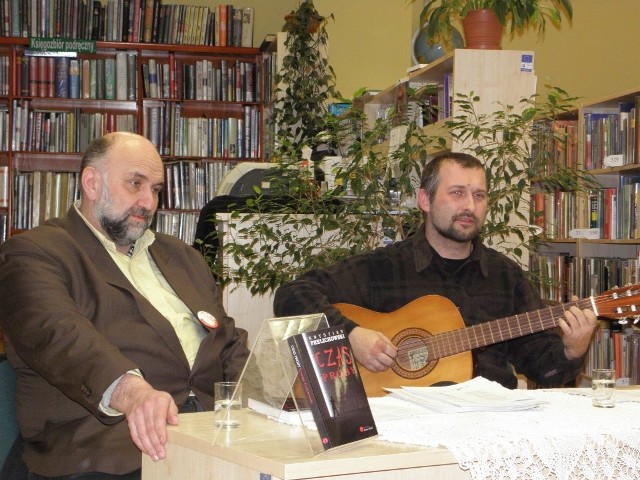Krystian Frelichowski (z lewej) i Maciej Różycki na spotkaniu w bibliotece w Chojnicach
