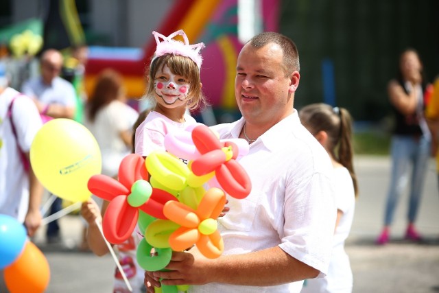 Bohaterka dnia, 4-letnia Nadia, była zachwycona tym, co działo się na festynie. Na zdjęciu z tatą Karolem i bukietem kwiatów z balonów.