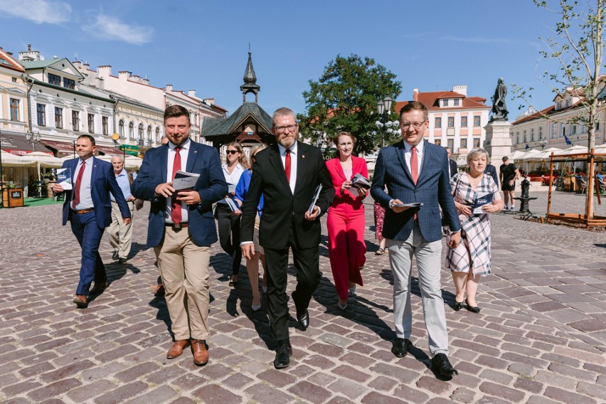 Posłowie Konfederacji w Rzeszowie nawoływali rząd do wypowiedzenia pakietu klimatycznego [ZDJĘCIA]