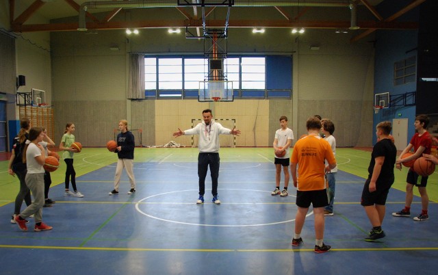 Aktywność fizyczna to nie tylko trening dla ciała i wyraz dbałości o zdrowie. To jednocześnie ćwiczenie uwagi, kształcenie woli i wytrwałości. Wiedzą o tym uczniowie z sianowskiej „dwójki”.