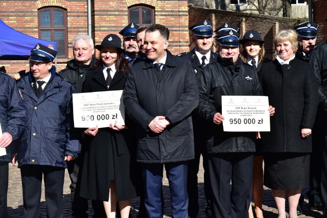 Wręczenie promes na zakup samochodów strażackich z udziałem przedstawicieli jednostek OSP powiatu krakowskiego