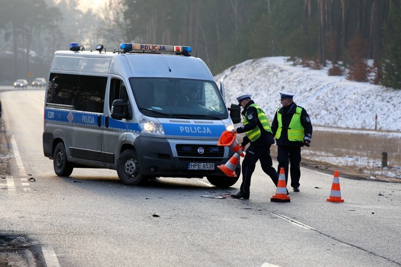 Saab uderzył w ciężarówkę koło Raculi. Jedna osoba ranna (zdjęcia)
