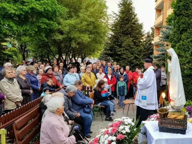 Nabożeństwa maryjne przed kapliczkami odbywają się w maju w całej Polsce