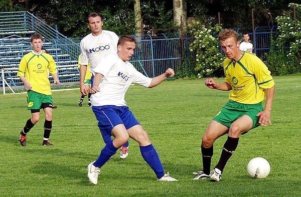 Marcin Pietrucha (z prawej) zdobył pierwszego gola dla...