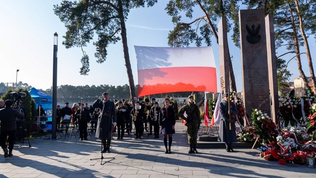 Pod Pomnikiem Niepodległości miały miejsce główne uroczystości 11 listopada w Kozienicach.