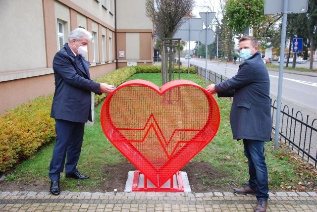 Pierwsze nakrętki wrzucili do serca wójt Kłaja Zbigniew Strączek (z lewej) oraz Jakub Wojas, prezes firmy ZPU „Siemdaj”, która przekazała część funduszy na zakup gigantycznego pojemnika.