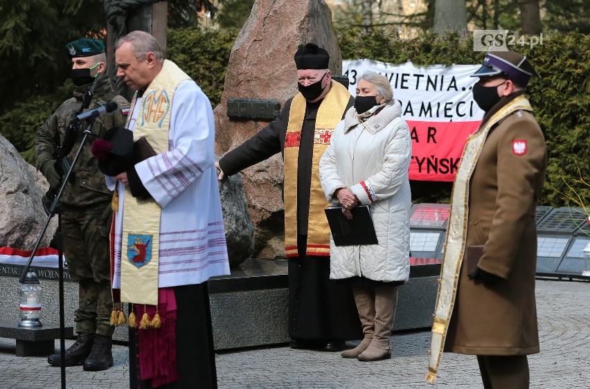 Dzień Pamięci Ofiar Katynia. Uroczystości w Szczecinie. Przed Krzyżem Katyńskim złożono kwiaty  