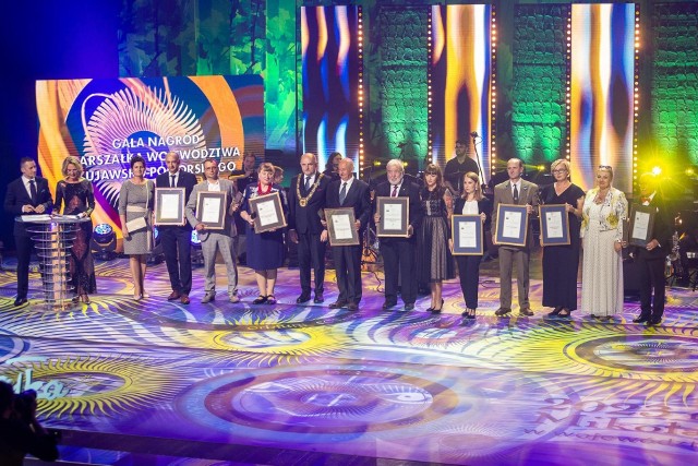 Grupa nagrodzonych i wyróżnionych podczas gali w Centrum Jordanki, m. in. w kategorii ochrona środowiska naturalnego