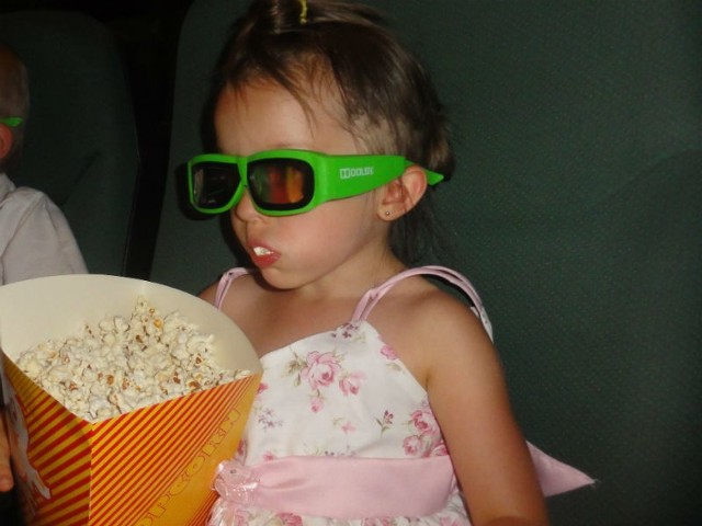 Popcorn, czipsy, słodycze i zero ruchu - to prosta droga dziecka do nadwagi.